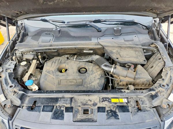 2016 LAND ROVER DISCOVERY HSE Lux — Engine bay
