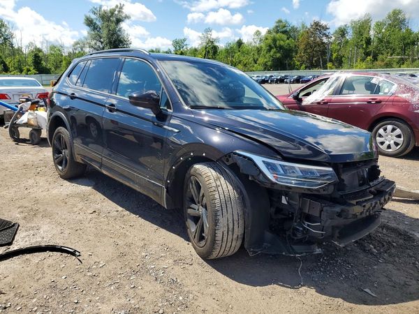 2024 VOLKSWAGEN TIGUAN 4Motion SE R-Line Black — Passenger 3/4