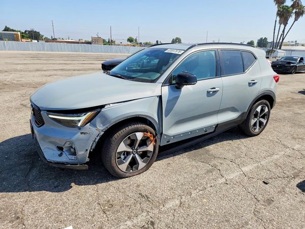 2026 VOLVO XC40