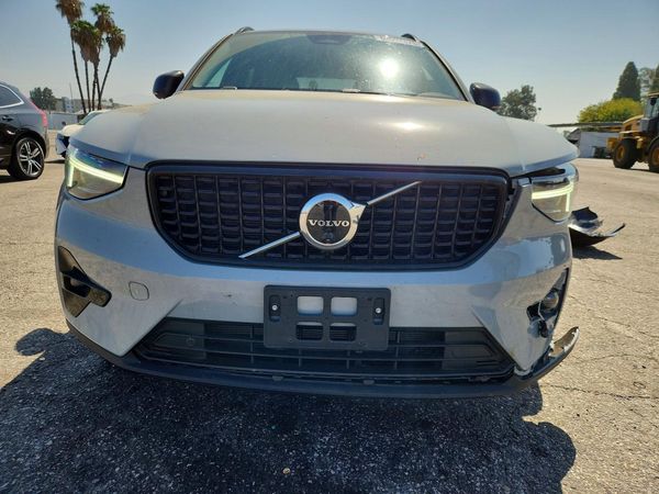 2026 VOLVO XC40 Plus Dark