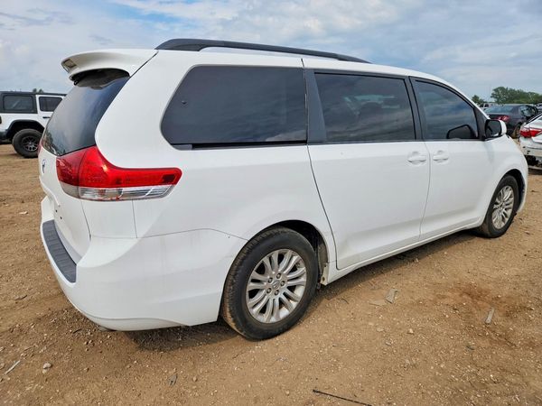 2014 TOYOTA SIENNA