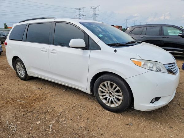 2014 TOYOTA SIENNA