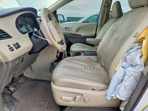 2014 TOYOTA SIENNA
