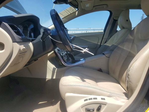 2015 VOLVO V60 Platinum (non R design)