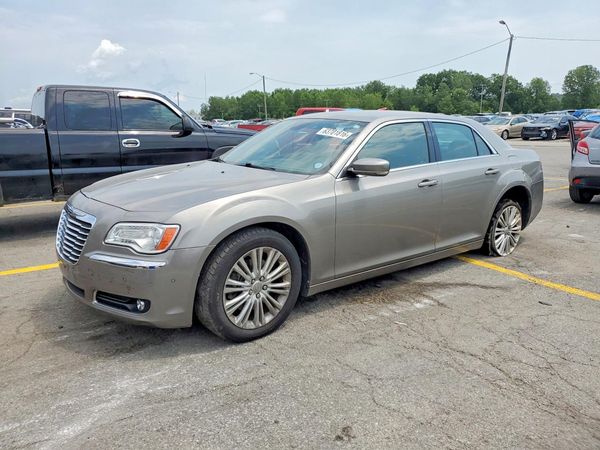 2014 CHRYSLER 300 — Front 3/4