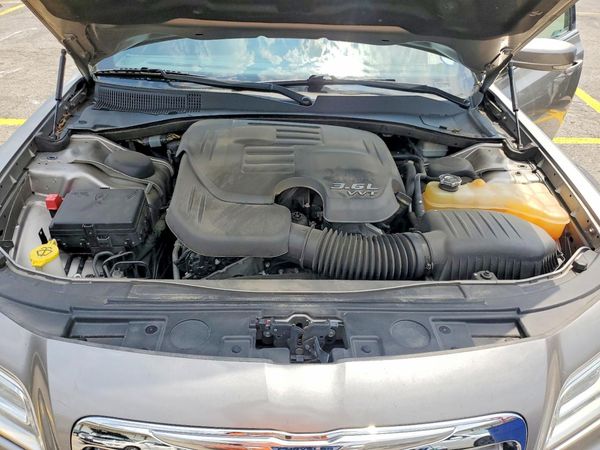 2014 CHRYSLER 300 — Engine bay