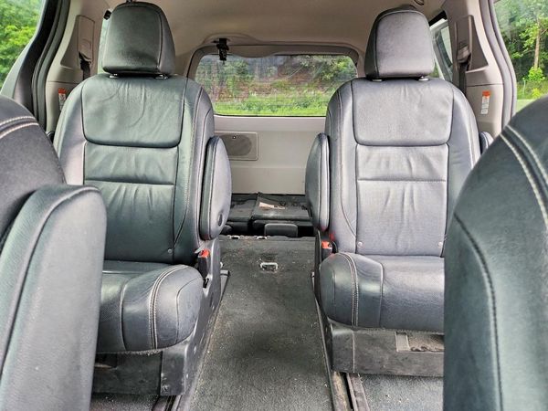 2019 TOYOTA SIENNA SE/SE Premium