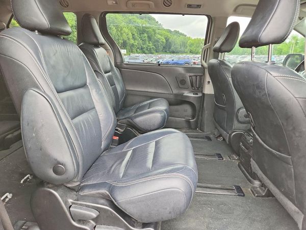 2019 TOYOTA SIENNA SE/SE Premium