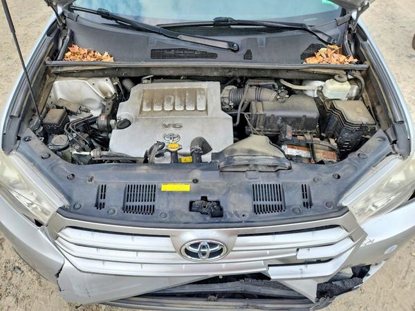 2013 TOYOTA HIGHLANDER Base/Hybrid — Engine bay