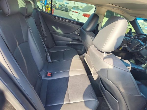 2020 LEXUS ES 300h Premium