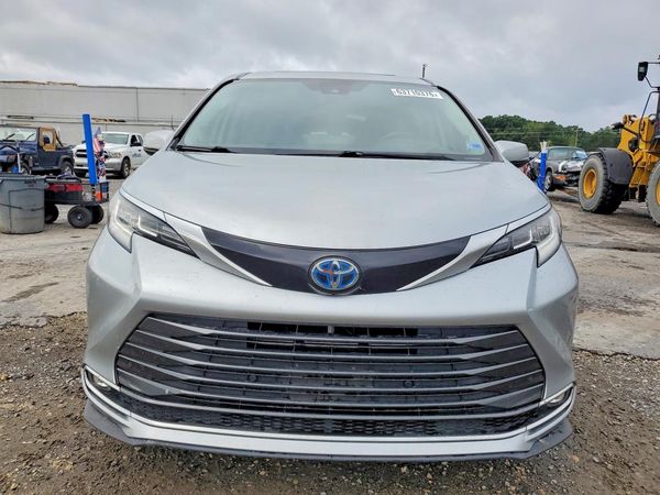 2021 TOYOTA SIENNA Limited