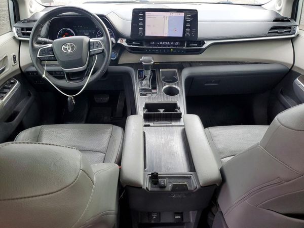 2021 TOYOTA SIENNA Limited