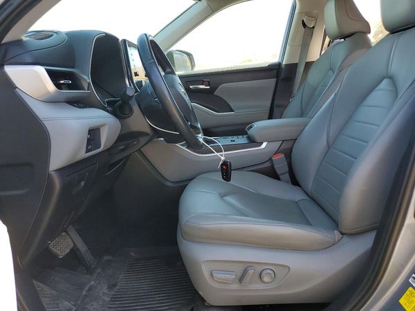 2021 TOYOTA HIGHLANDER XLE Nav