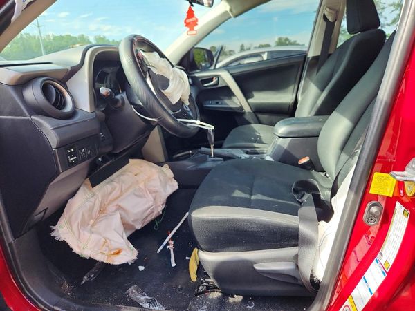 2018 TOYOTA RAV4 LE — DENT