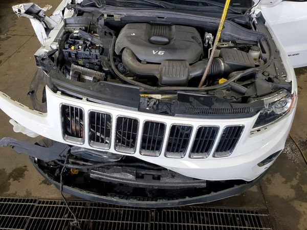 2014 JEEP CHEROKEE Limited — Engine bay