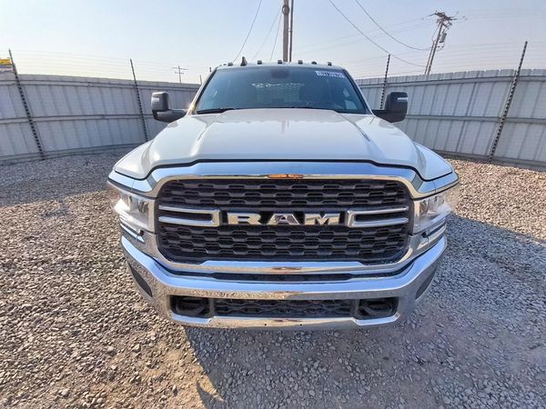 2024 RAM 3500 CREW CAB CHASSIS 4X4