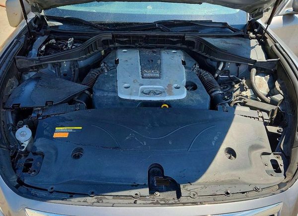 2013 INFINITI M37 — Engine bay