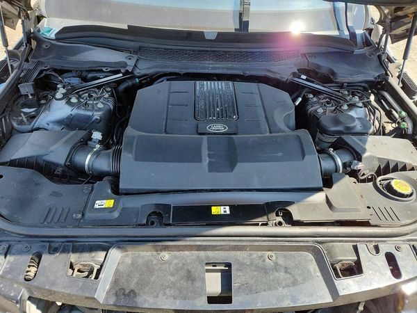 2017 LAND ROVER RANGEROVER — Engine bay