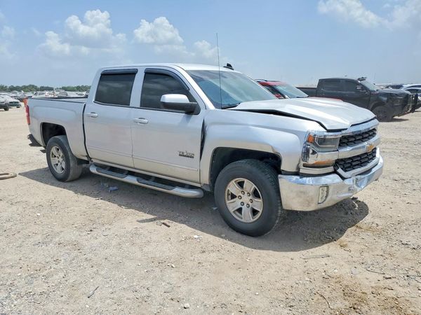 2017 CHEVROLET SILVERADO LT — Passenger 3/4
