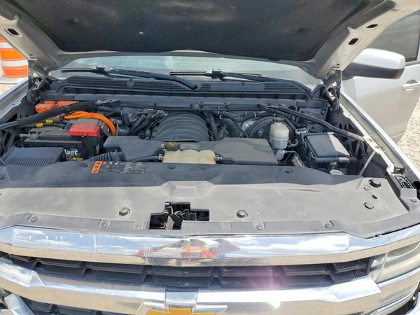 2017 CHEVROLET SILVERADO LT — Engine bay