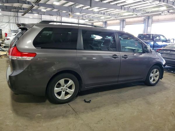 2013 TOYOTA SIENNA