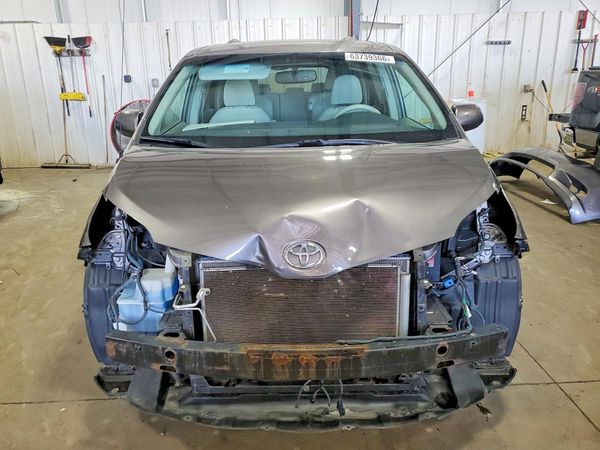 2013 TOYOTA SIENNA
