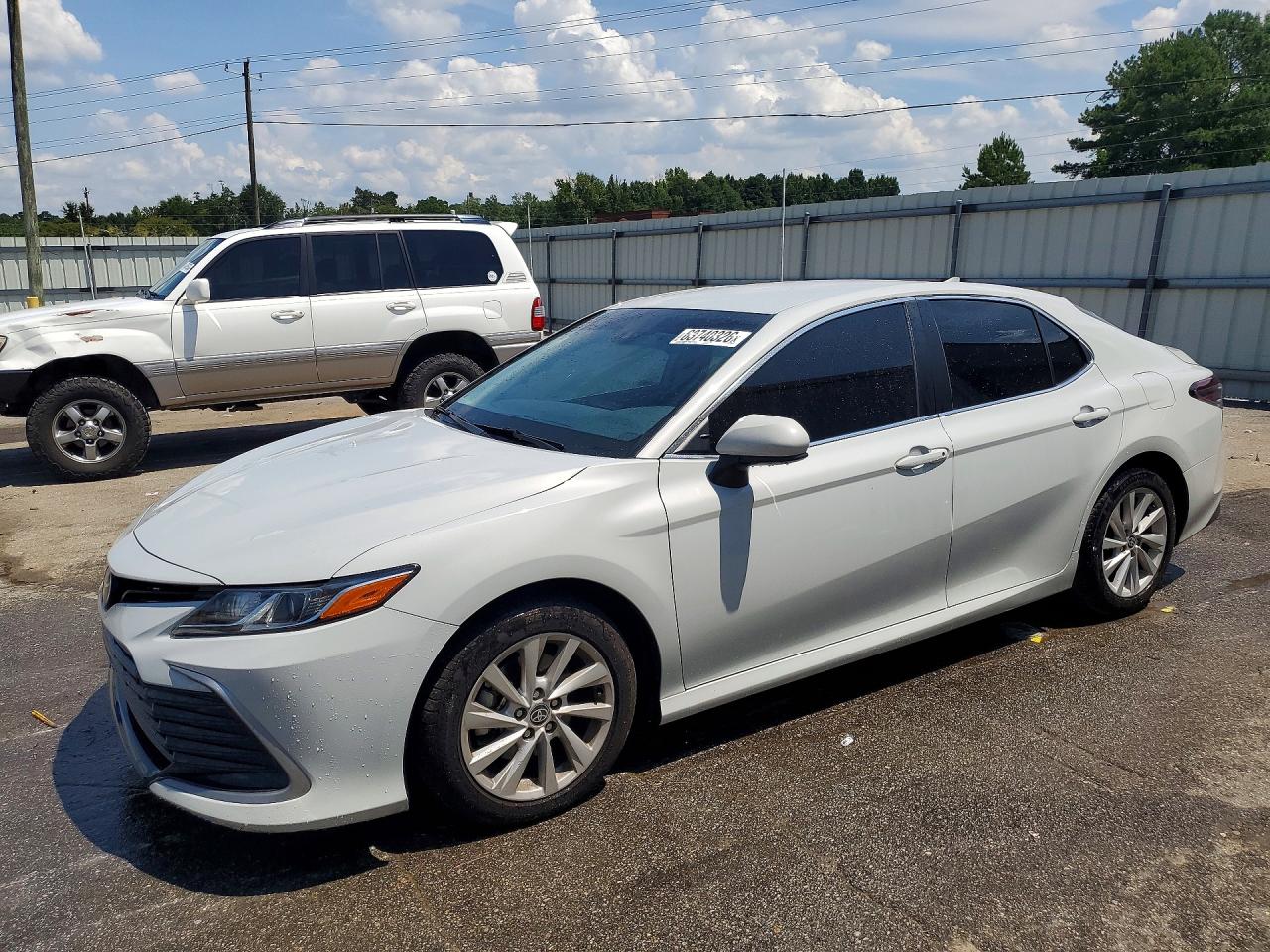 2022 TOYOTA CAMRY LE — Front 3/4