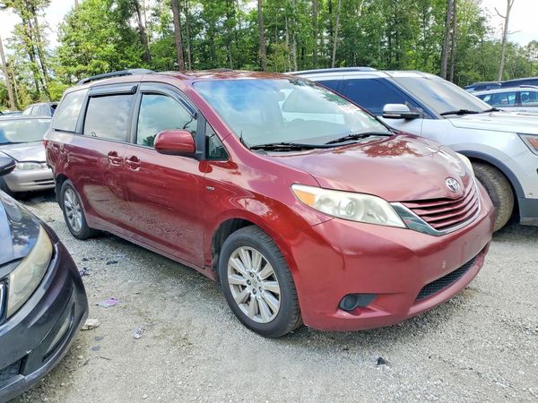 2017 TOYOTA SIENNA LE