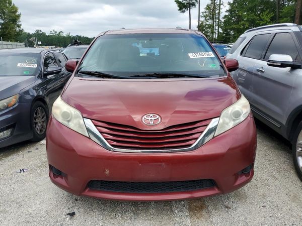 2017 TOYOTA SIENNA LE