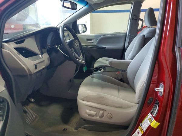 2017 TOYOTA SIENNA LE