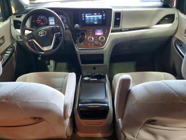 2017 TOYOTA SIENNA LE