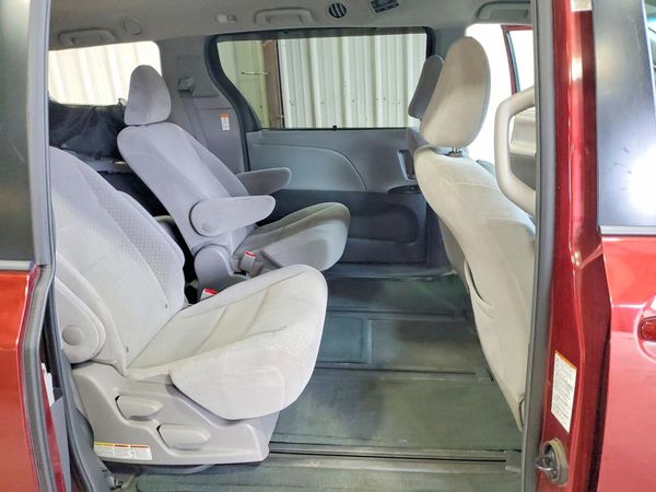 2017 TOYOTA SIENNA LE