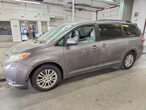 2016 TOYOTA SIENNA