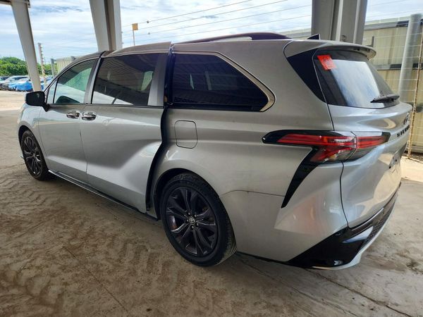 2023 TOYOTA SIENNA XSE