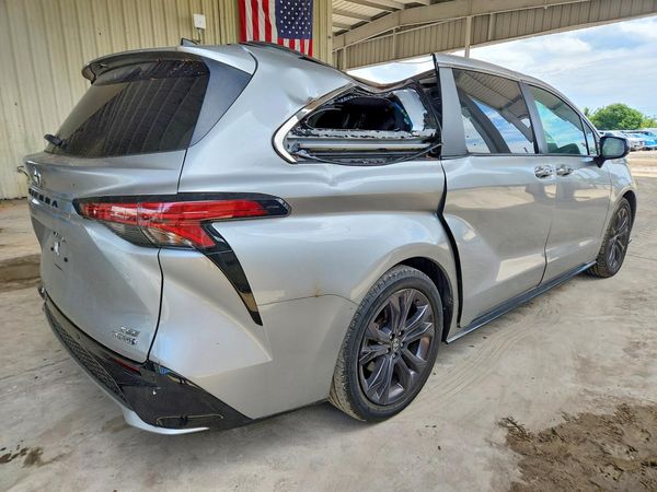 2023 TOYOTA SIENNA XSE
