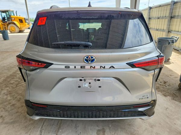 2023 TOYOTA SIENNA XSE