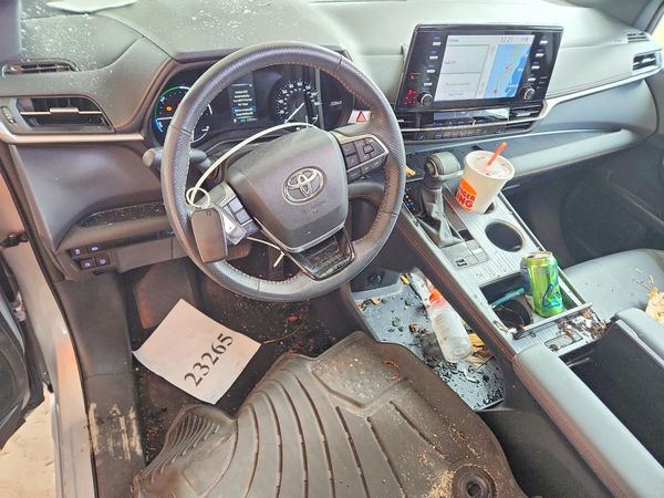 2023 TOYOTA SIENNA XSE