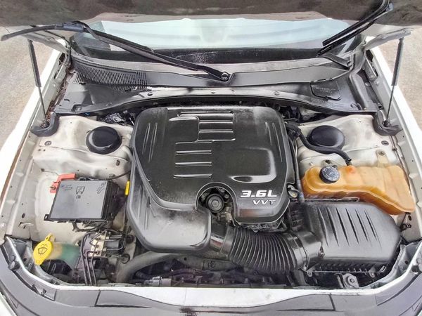 2012 CHRYSLER 300 Limited — Engine bay