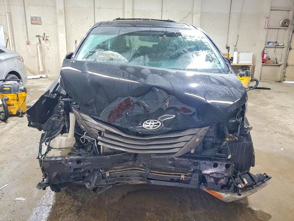 2017 TOYOTA SIENNA