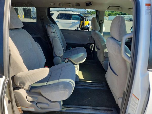 2017 TOYOTA SIENNA LE Mobility/LE