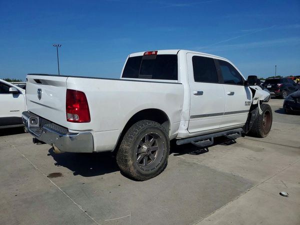 2016 RAM 1500 SLT CREW CAB 4X2