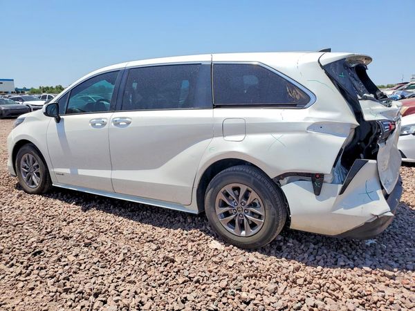 2021 TOYOTA SIENNA XLE