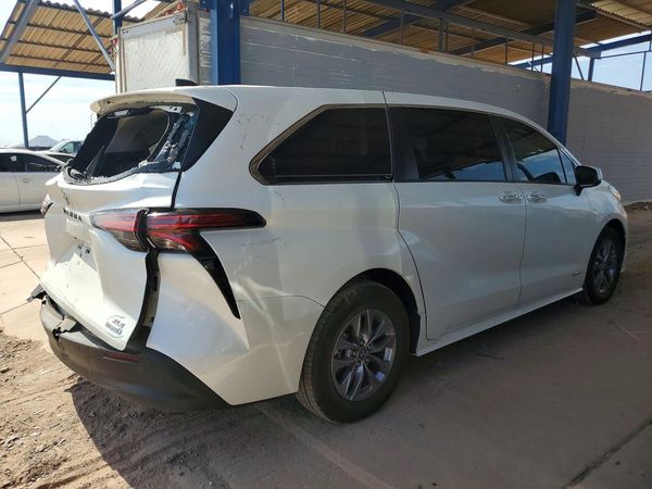 2021 TOYOTA SIENNA XLE