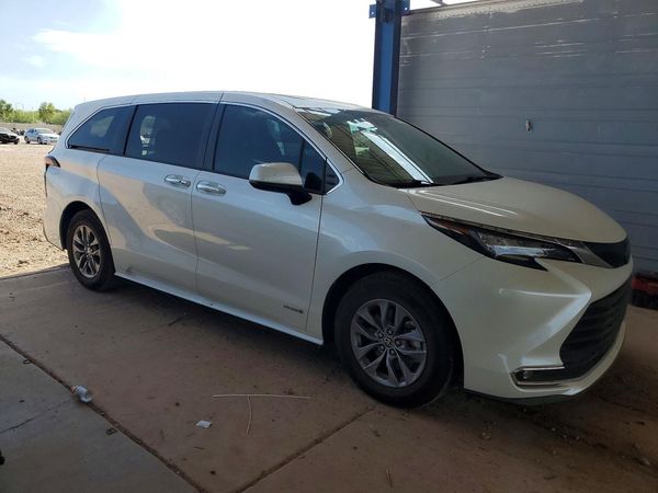 2021 TOYOTA SIENNA XLE
