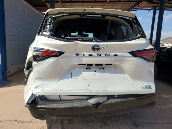 2021 TOYOTA SIENNA XLE