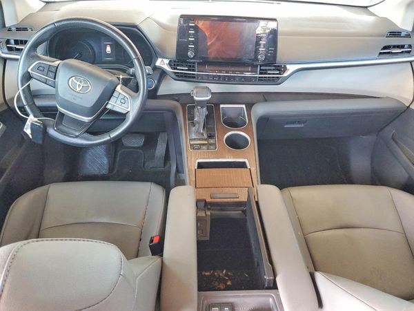 2021 TOYOTA SIENNA XLE