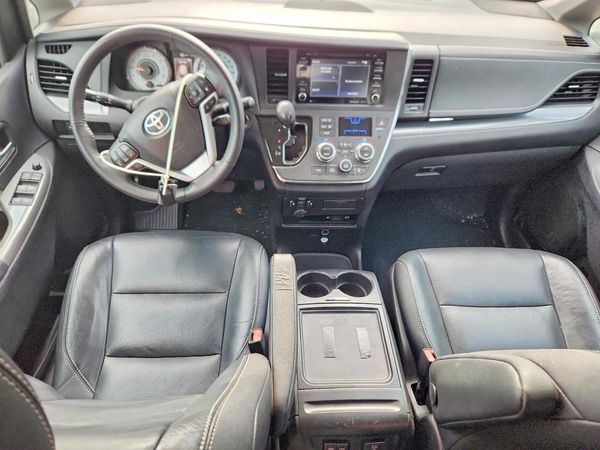 2018 TOYOTA SIENNA SE/SE Premium