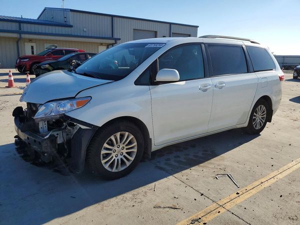 2017 TOYOTA SIENNA