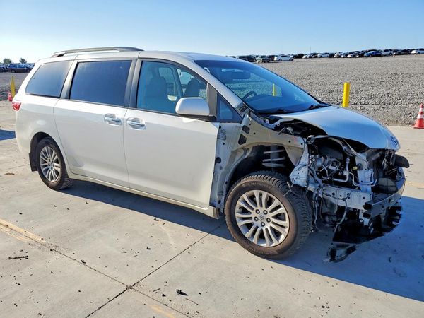 2017 TOYOTA SIENNA