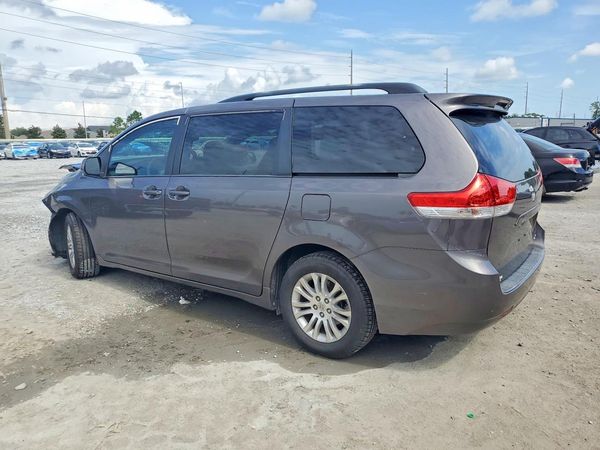 2013 TOYOTA SIENNA
